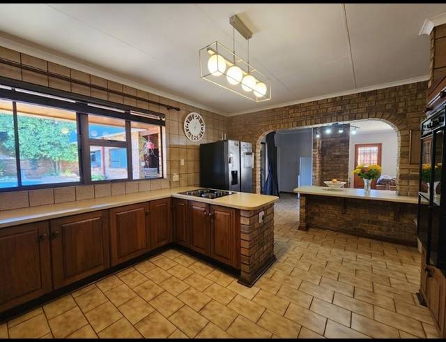 5 BEDROOM HOUSE FOR SALE IN VANDERBIJLPARK SE 3
